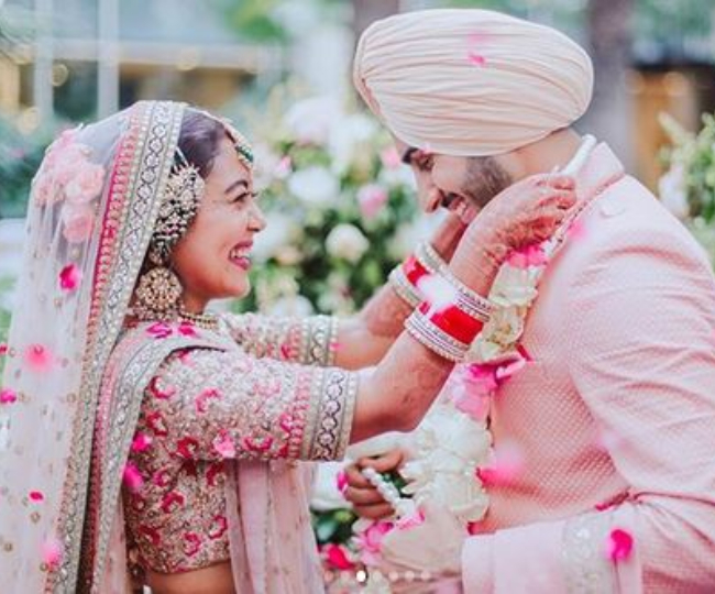 Neha Kakkar ने शेयर की शादी की अनसीन तस्वीरें, पति रोहनप्रीत संग दिखीं रोमांटिक अंदाज में, देखें तस्वीरें